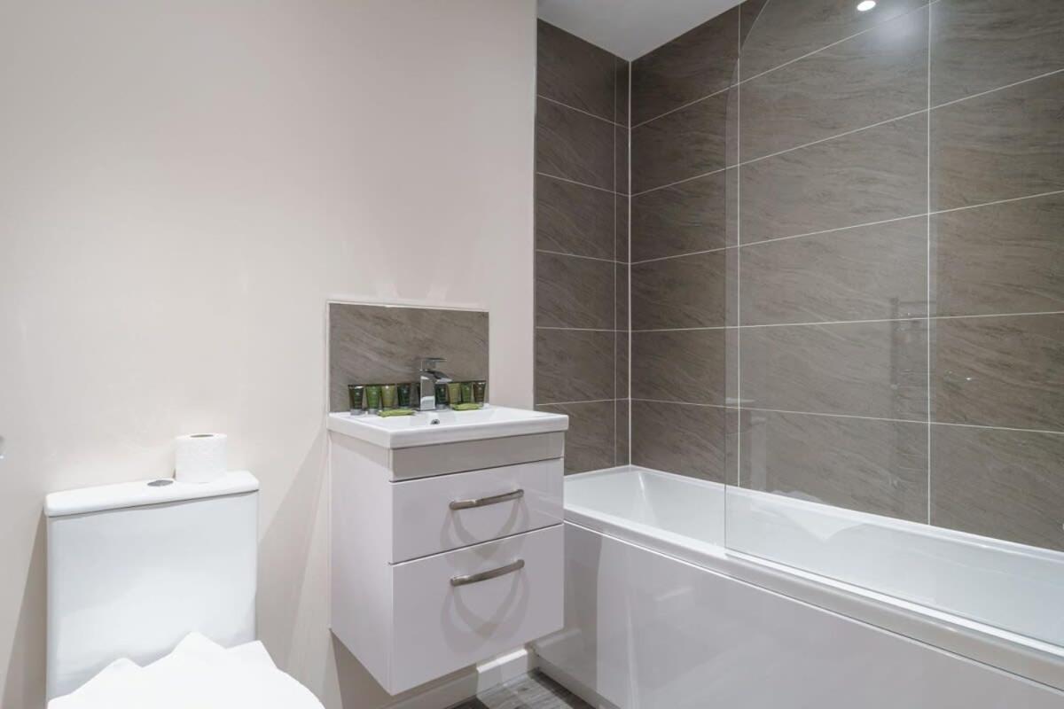 Bright 2 Bed Apartment Manchester - Sleeps 4 Екстериор снимка